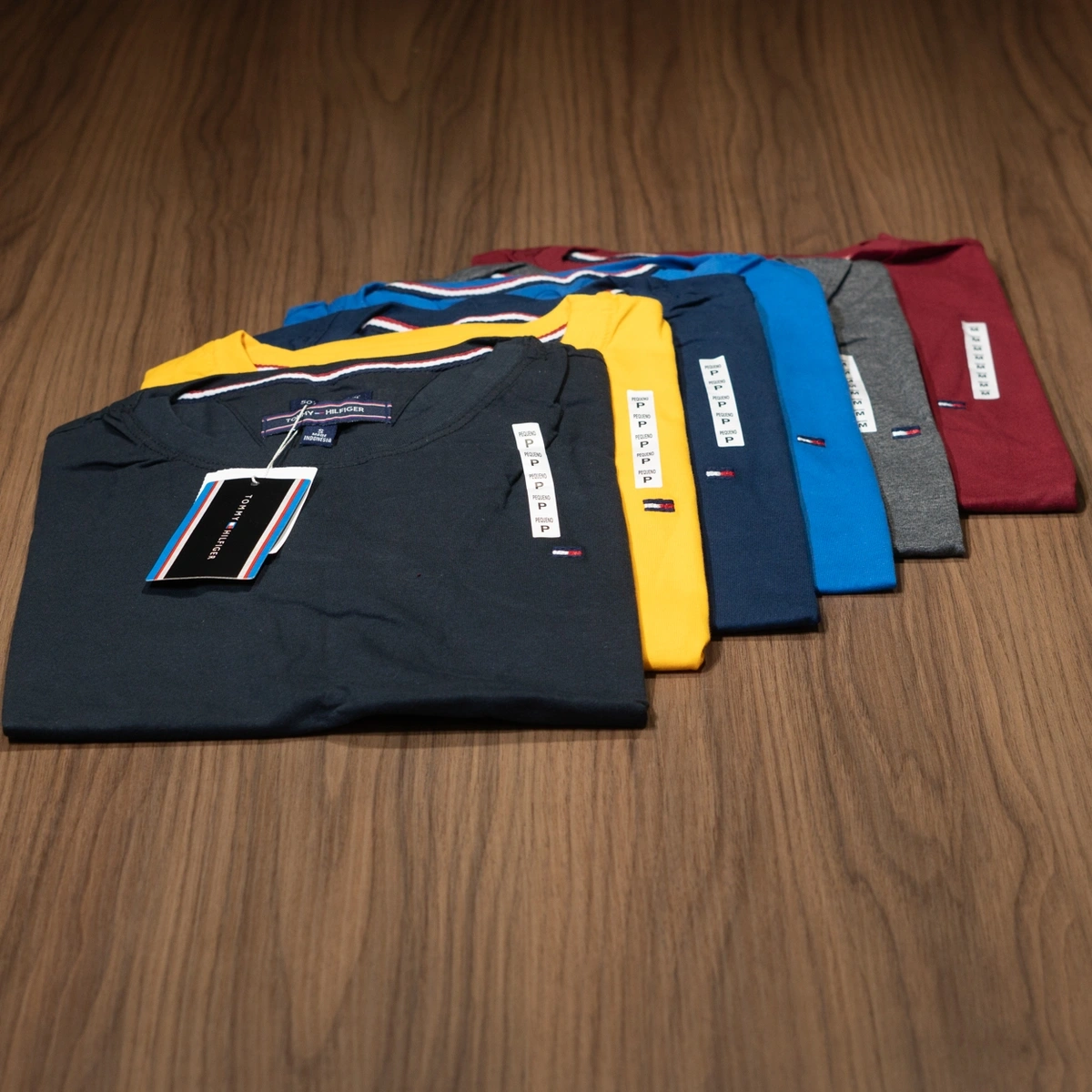 b3106ef8-b173-53c0-8ef2-050eab7309d7.webp Camisa Tommy Hilfiger Básica Peruana - Imagem 1