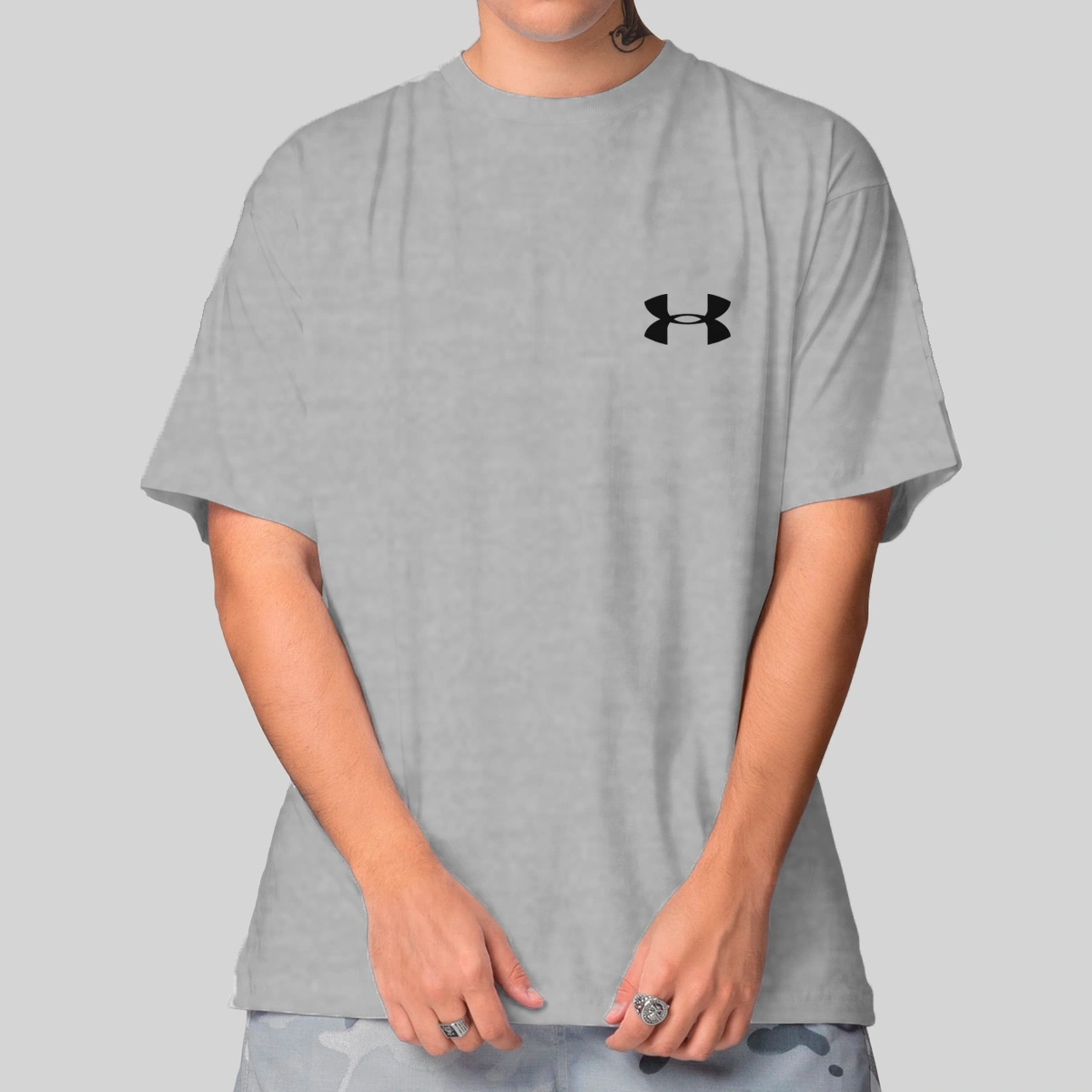 69410d95-73dc-57a1-aa1b-e070d667a21f.webp Camiseta Masculina Oversized Under Armour - Imagem 1