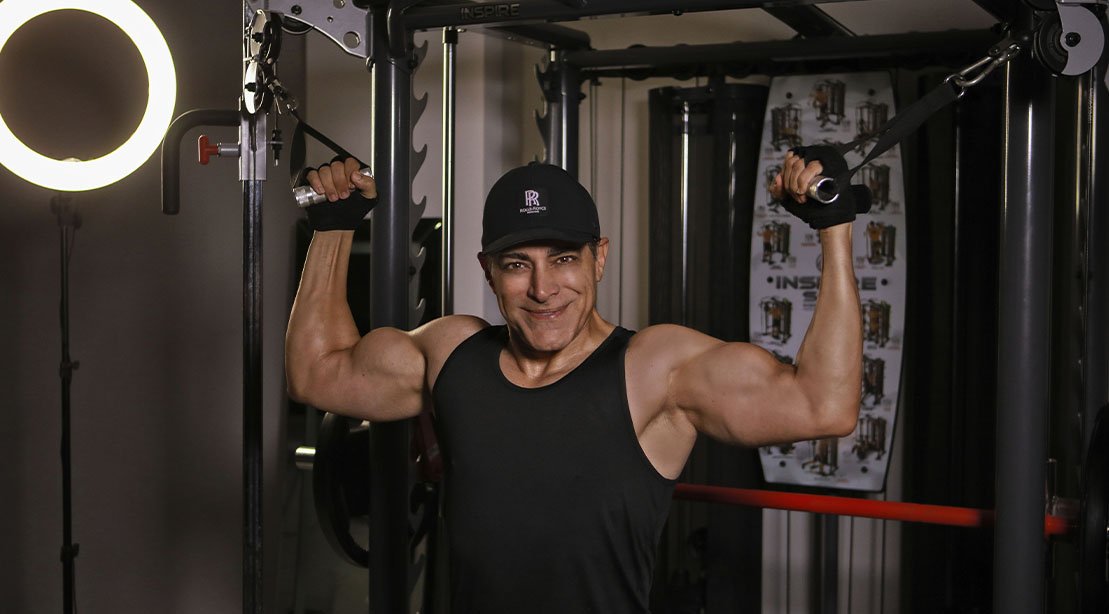 Fitness ancorado na ascensão de Manny Khoshbin de halteres de US$ 2 a magnata de um milhão de dólares