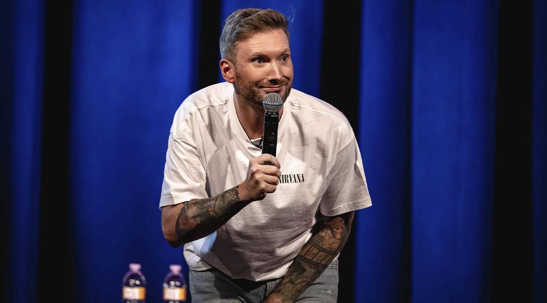 Matt Mathews encontrou a fórmula engraçada para equilibrar fama, boa forma e vida na fazenda