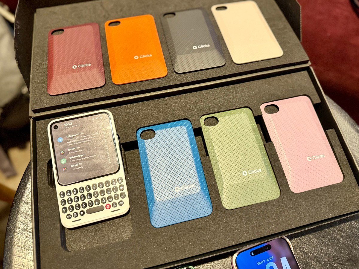 Prática com um protótipo do Clicks' Communicator, um novo smartphone semelhante ao BlackBerry