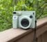 A Instax Wide 400 baseia-se na simplicidade da fotografia instantânea e a amplia, literalmente