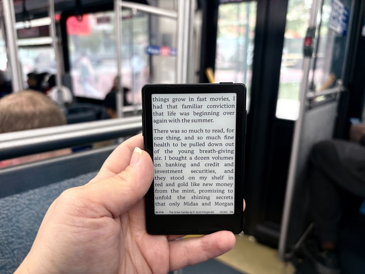 Este minúsculo e-reader magnético pode impedir você de rolar a destruição