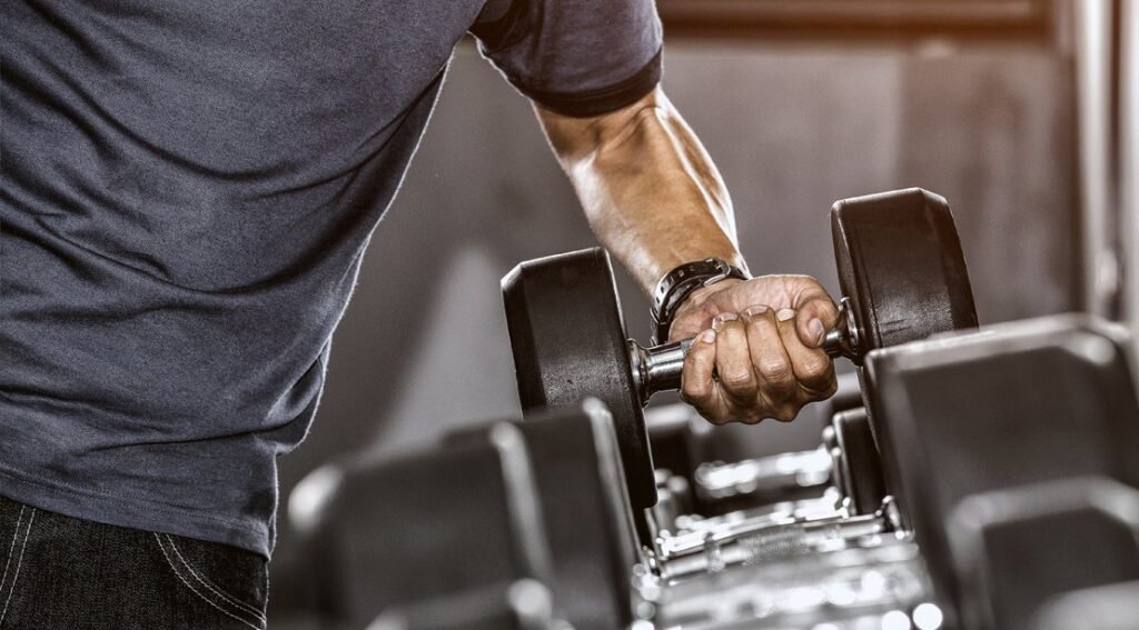 Kettlebells vs. halteres: o que é melhor para construir músculos e força?