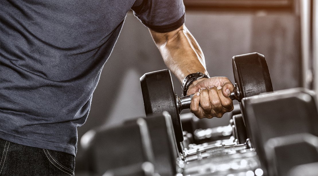 Kettlebells vs. halteres: o que é melhor para construir músculos e força?