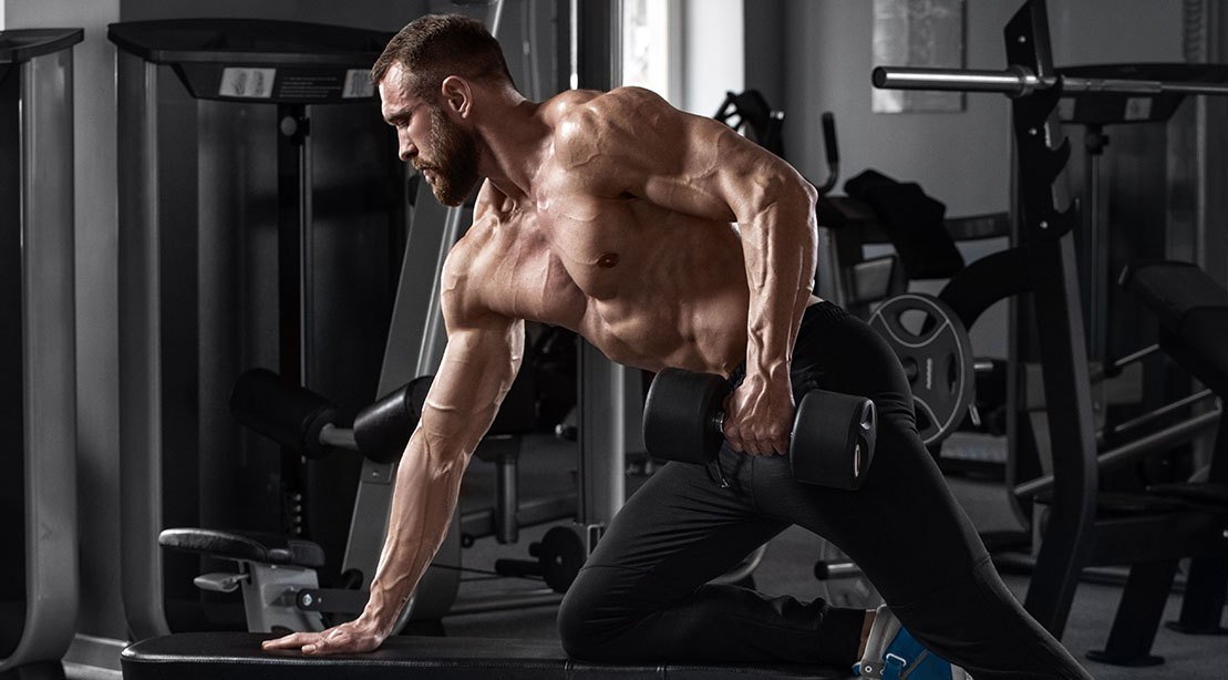 O pacote inicial para construção muscular: treine bastante, coma o suficiente, recupere-se corretamente